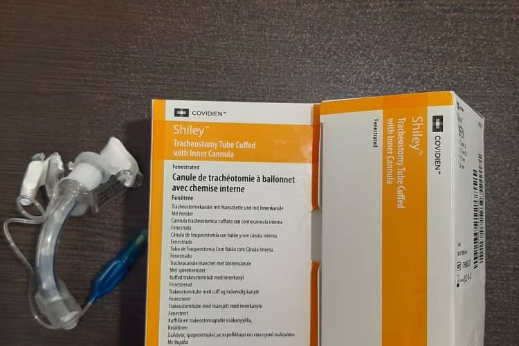 لوله تراکئوستومی فنردار وسیله ای مناسب برای ایجاد مسیری تنفس جایگزین برای بیمارانی با دشواری مسیر تنفسی شامل گردن کوتاه و یا ابنرمالیتی گلو است